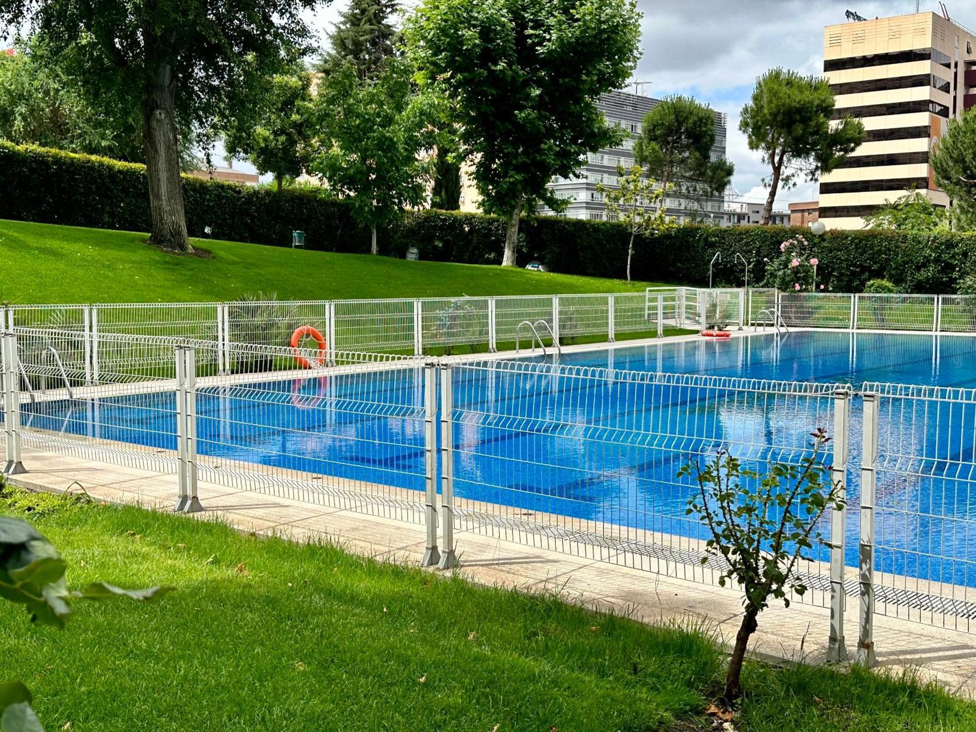 Apartamento ARTURO SORIA CON PISCINA y BAR Madrid Exterior foto
